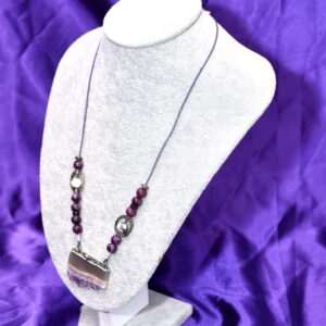 Unikatna ogrlica sa geodom ametista, howlitom, kožom i ametist perlama | Energetska zaštita