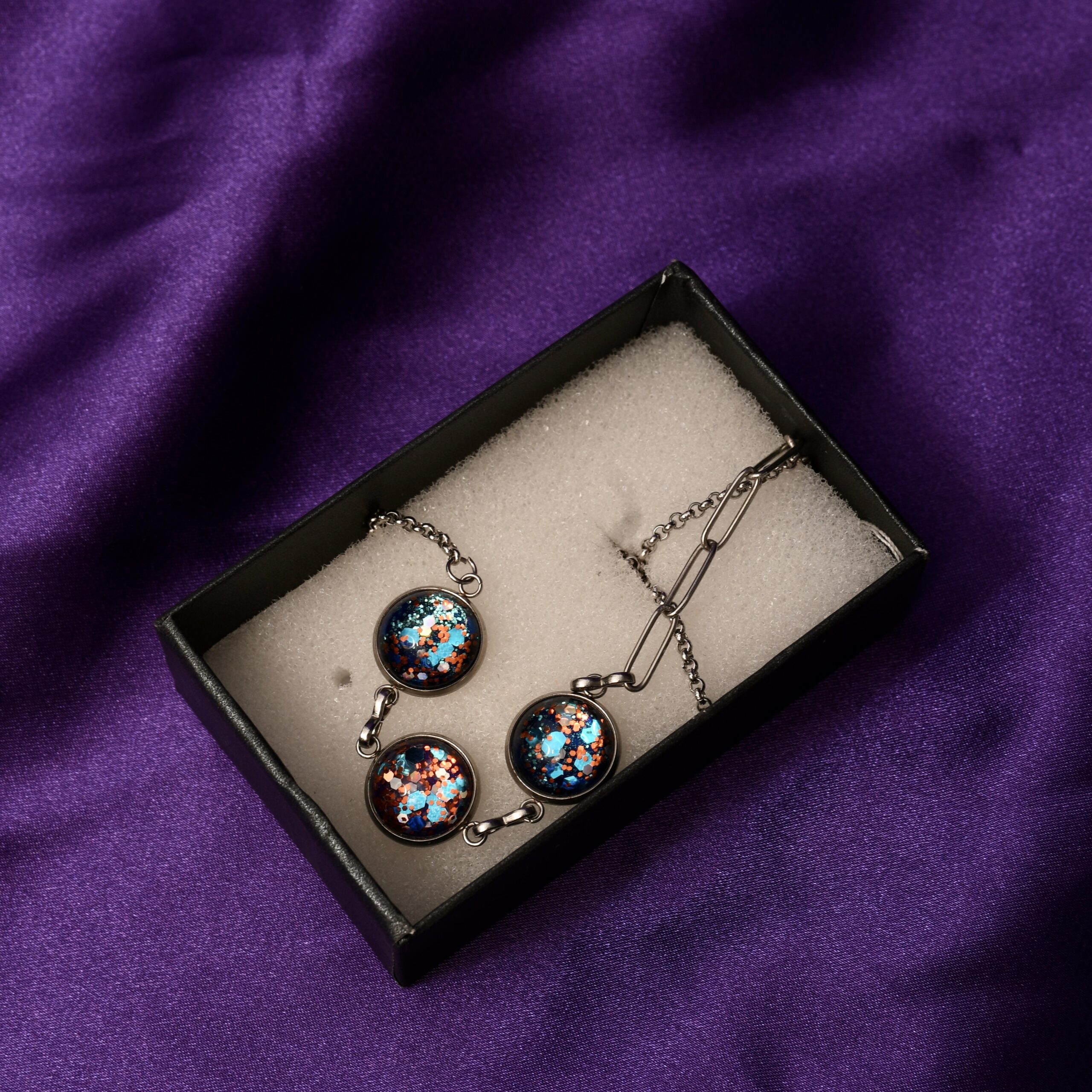 Unikatna mini ogrlica sa kabošonima u watermarbling tehnici-ručno oslikano