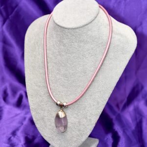 Kožna ogrlica sa masivnim priveskom od ametista | Unikatni ručni rad