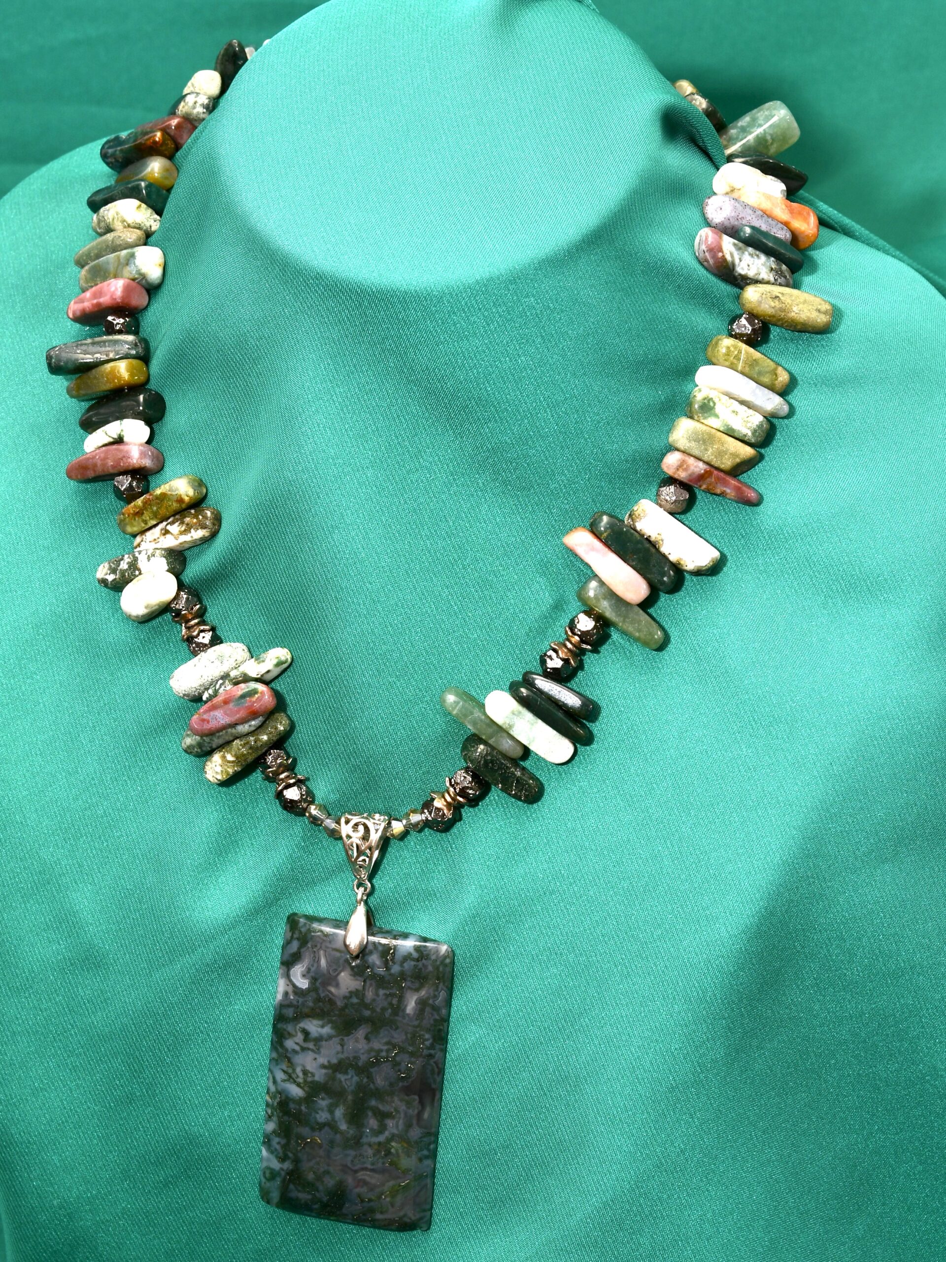 Unikatna ogrlica sa indijskim ahatom i priveskom od mahovinastog ahata | Energetska zaštita - Image 3