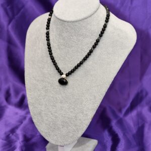 Unikatna ogrlica od oniksa i hematita sa priveskom od kovanog srebra | energetska zaštita