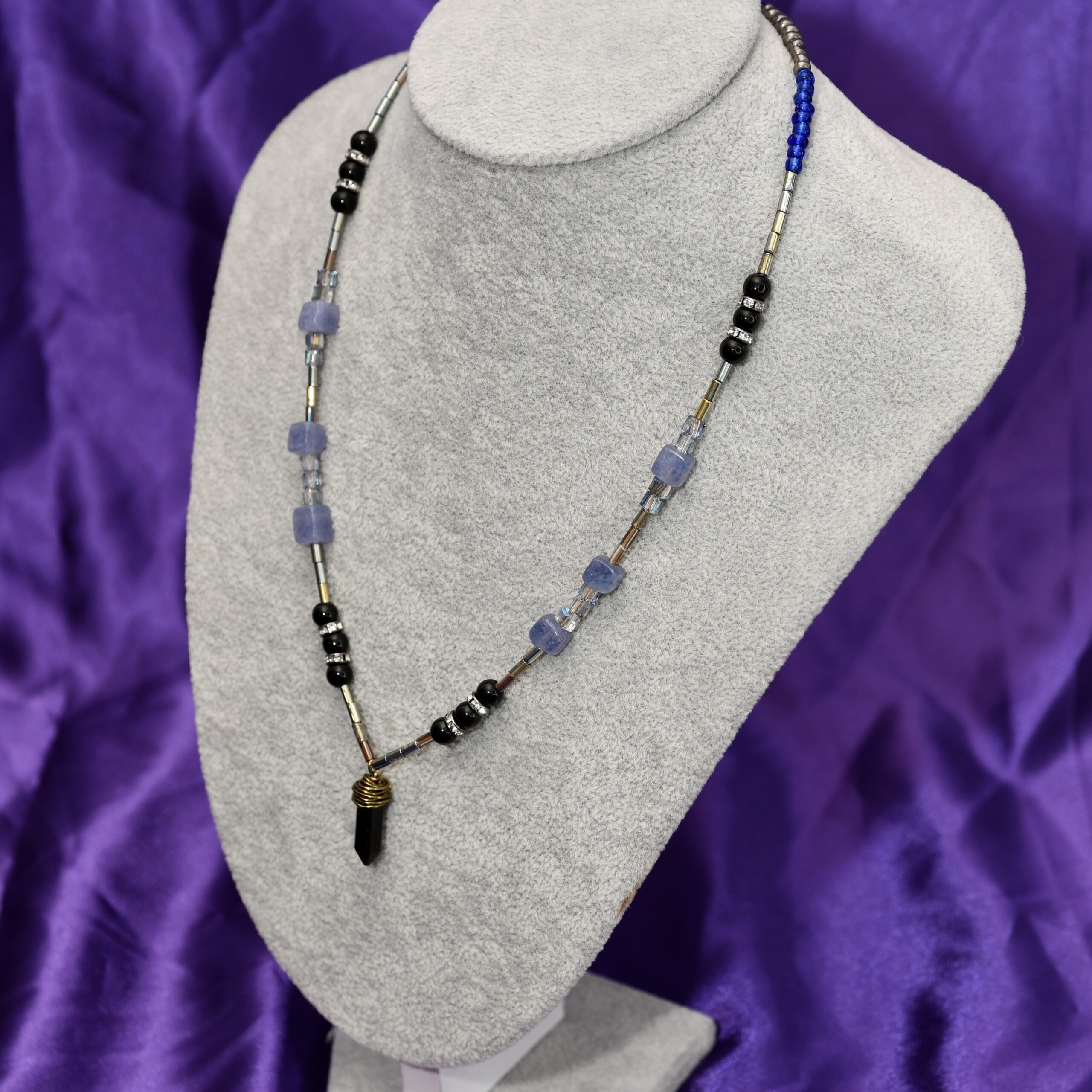 Unikatna ogrlica sa plavim turmalinom i oniks priveskom u bakru | Energetska zaštita