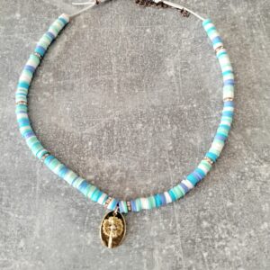 Privezak suncokret sa pozlatom, kristalnim i drvenim perlama na beloj koži - unikatni ručno rađeni nakit"