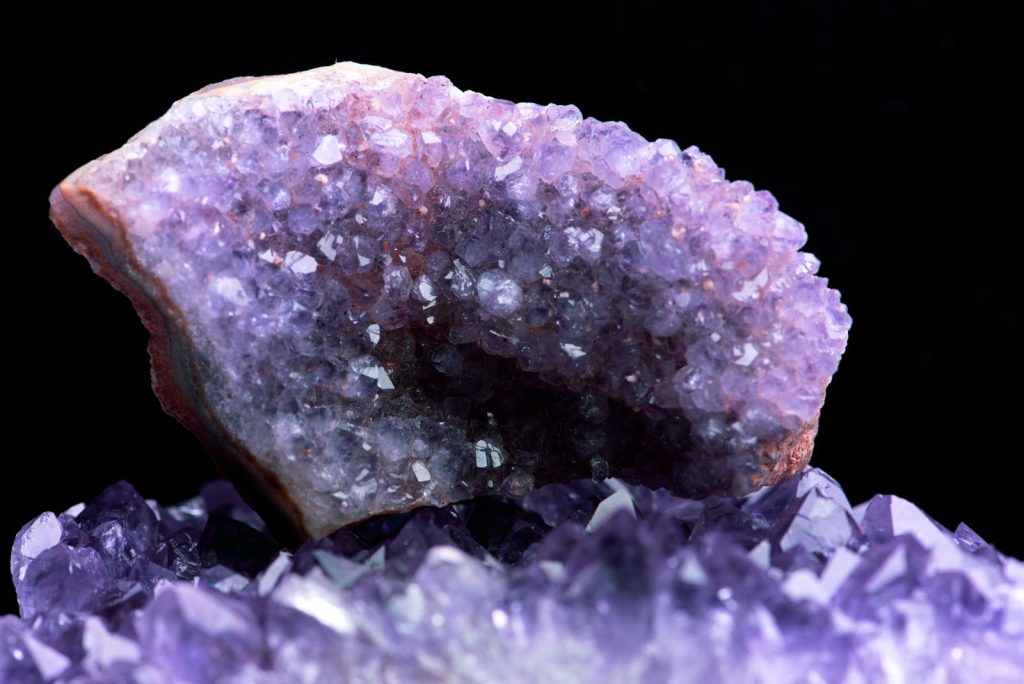 Ametistna druza sa gustim slojem sitnih kristala — druzy kristal